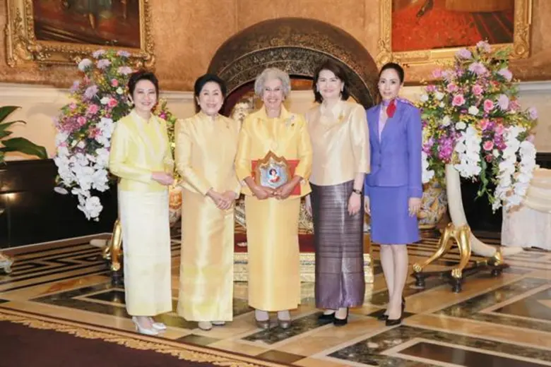 นางสุวิมล บัวเลิศ (ที่ 4 จากซ้าย) รองกรรม...