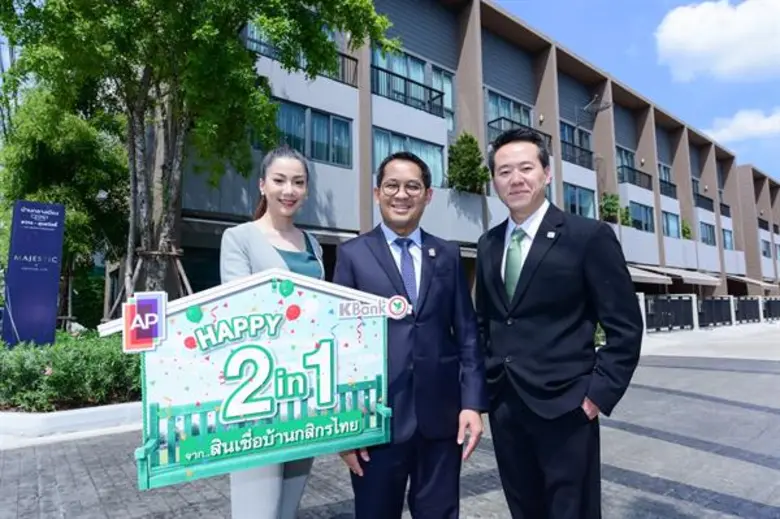 นายชลัฐ ศิริพงศ์วุฒิกร (ขวา) ผู้ช่วยกรรมก...