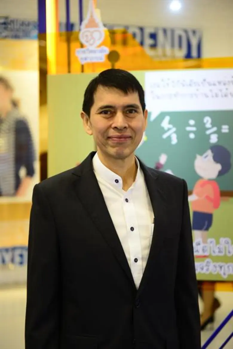 ศาสตราจารย์นายแพทย์นิธิ มหานนท์ เลขาธิการ...