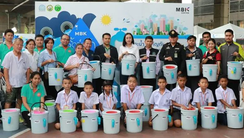 เอ็ม บี เค เซ็นเตอร์ ชวนชุมชนเขตปทุมวันติดตั้งถังดักไขมันในครัวเรือน ร่วมจัดการน้ำเสียให้เป็นน้ำใส ในกิจกรรม “MBK รักษ์น้ำ ชุมชนรักษ์คลอง”