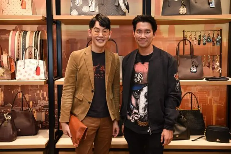 “COACH” อวดโฉมช็อปคอนเซปต์ใหม่ ชวนสัมผัสประสบการณ์สุดเอ็กซ์คลูซีฟ Craftsmanship Bar บริการแสตมป์ชื่อลงบนที่ห้อยกระเป๋าที่แรกในประเทศไทย