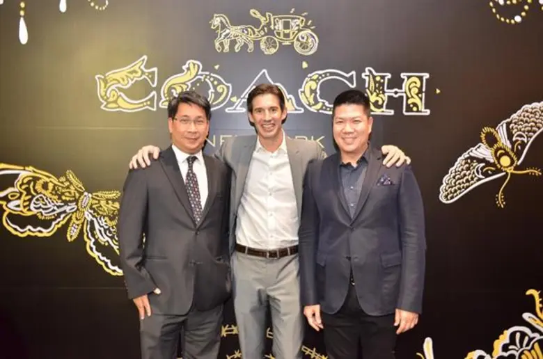 “COACH” อวดโฉมช็อปคอนเซปต์ใหม่ ชวนสัมผัสประสบการณ์สุดเอ็กซ์คลูซีฟ Craftsmanship Bar บริการแสตมป์ชื่อลงบนที่ห้อยกระเป๋าที่แรกในประเทศไทย