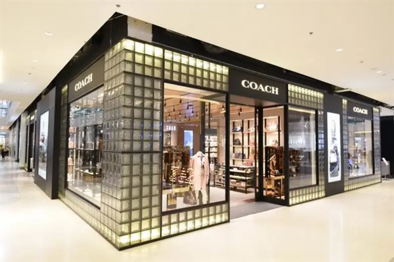 “COACH” อวดโฉมช็อปคอนเซปต์ใหม่ ชวนสัมผัสประสบการณ์สุดเอ็กซ์คลูซีฟ Craftsmanship Bar บริการแสตมป์ชื่อลงบนที่ห้อยกระเป๋าที่แรกในประเทศไทย