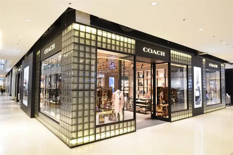 “COACH” อวดโฉมช็อปคอนเซปต์ใหม่ ชวนสัมผัสประสบการณ์สุดเอ็กซ์คลูซีฟ Craftsmanship Bar บริการแสตมป์ชื่อลงบนที่ห้อยกระเป๋าที่แรกในประเทศไทย