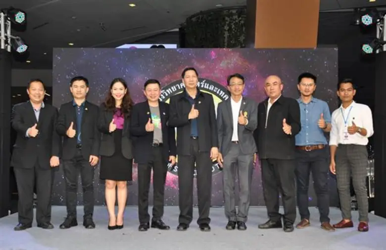 ผศ.ดร.รวิน ระวิวงศ์ (คนกลาง) ผู้อำนวยการอ...
