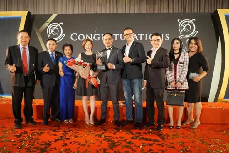 เมื่อเร็วๆ นี้ นายดำรงค์ศักดิ์ เกี้ยวเพ็ง (กลาง) ผู...