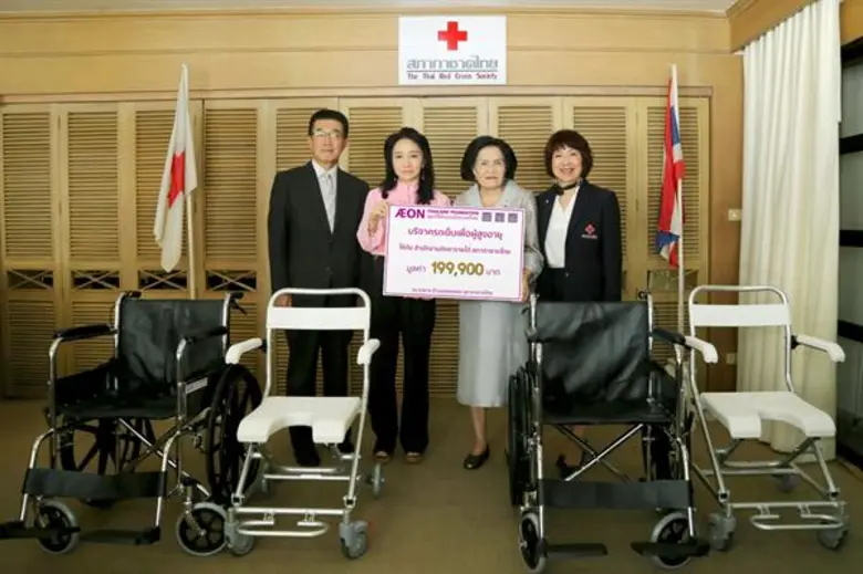 คุณคิโยะยะซึ อะซะนุมะ (ซ้าย) ประธานกรรมกา...