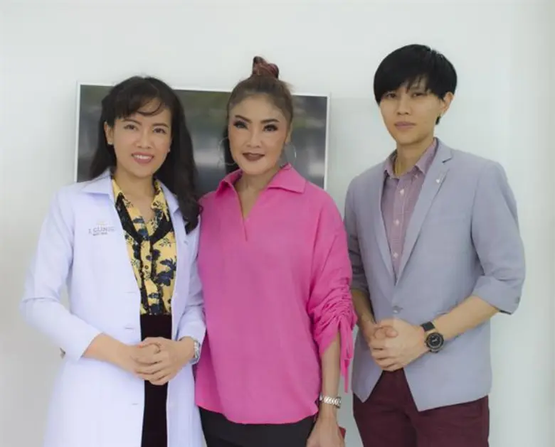 แพทย์หญิง วลัยอร แซ่ลี้ หรือ หมออร แพทย์ผู้รักษาผิว...