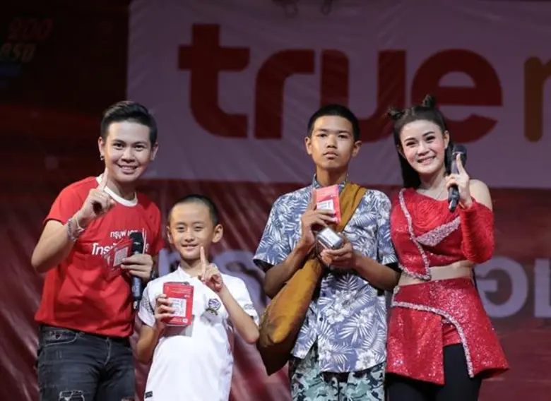 ทรูมูฟ เอช ควง “ลำไย ไหทองคำ” บุกหนองคาย ร่วมบุญออกพรรษา ส่งความสุข “คลื่นรักทรู” ล้นหลาม พร้อมมินิคอนเสิร์ต โดนใจ...ถืกใจหล๊ายหลาย ย้ำแคมเปญ “ทรูมูฟ เอช ที่ 1 ของอีสาน โทรชัด เน็ตแรง”