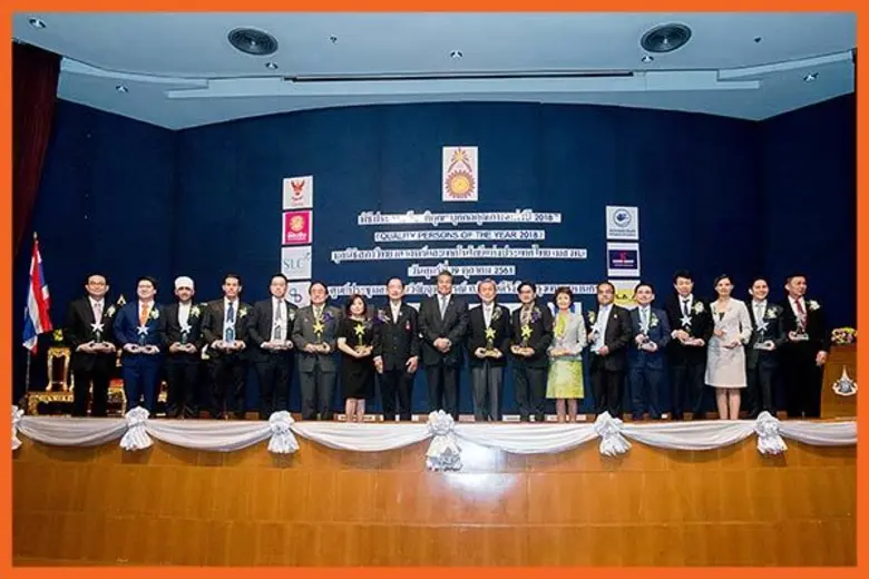 นายรัฐโรจน์ ภูริหิรัญพิพัฒ (ซ้าย) กรรมการ...
