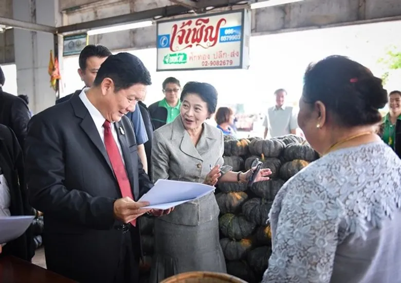 รมช.กษ.ลงพื้นที่ตรวจตลาดไท เยี่ยมชมโครงการผักรวมใจและตลาดสินค้าค้า Q