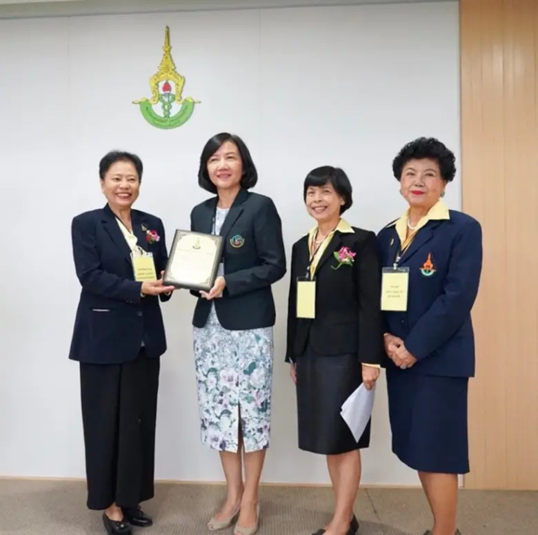 รางวัลแพทย์สตรีดีเด่นด้านบริหาร : พญ.พรรร...
