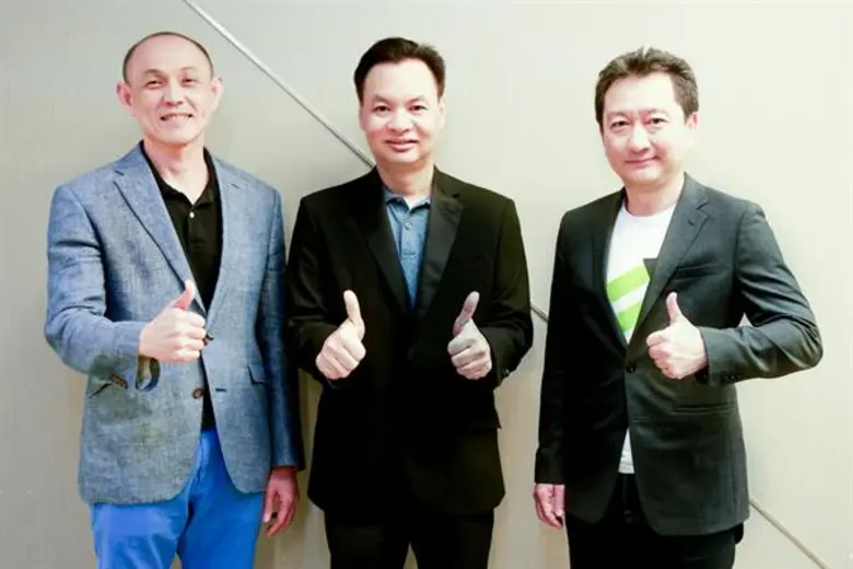 นายอารักษ์ สุขสวัสดิ์ (ซ้าย) กรรมการผู้จั...