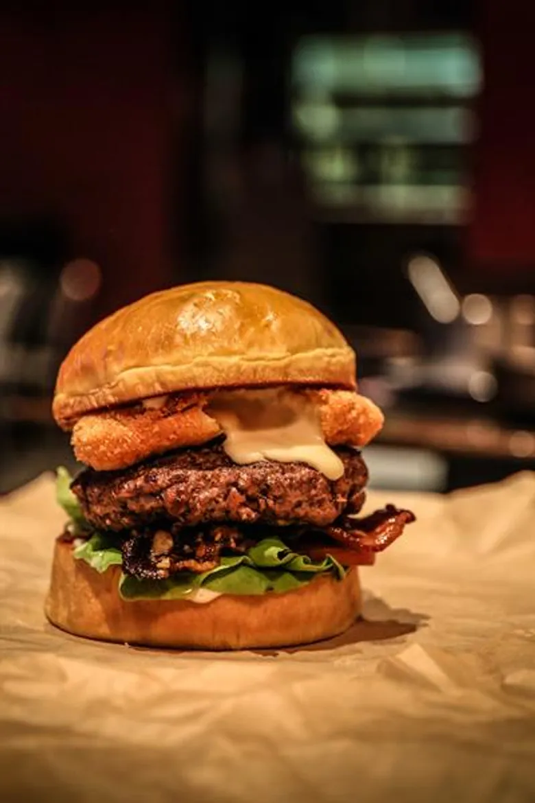 เบอร์เกอร์ชีสทอดแน่นเต็มคำที่ร้านทเวนตี้ไฟว์ ดีกรีส์ เบอร์เกอร์ บาร์