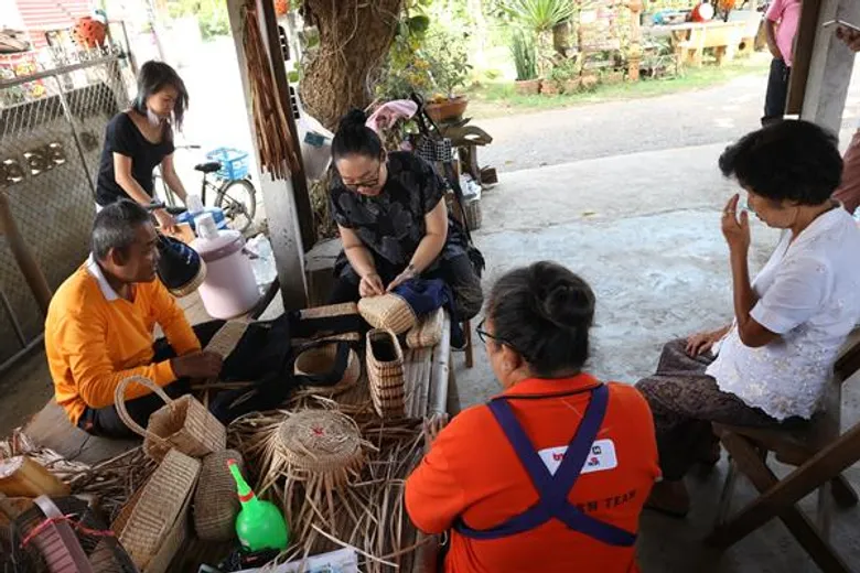 กองส่งเสริมศิลปวัฒนธรรม ม.นเรศวร ลงพื้นที่พัฒนาผลิตภัณฑ์ ณ กลุ่มหัตถกรรมเทพนม อ.ทุ่งเสลี่ยม จ.สุโขทัย ตามโครงการพัฒนาผลิตภัณฑ์และผู้ประกอบการ OTOP เครือข่ายภาคเหนือตอนล่าง
