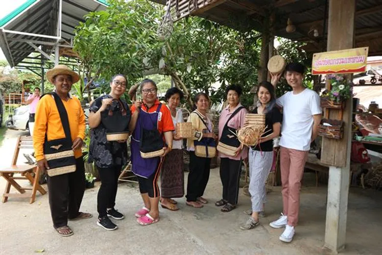 กองส่งเสริมศิลปวัฒนธรรม ม.นเรศวร ลงพื้นที่พัฒนาผลิตภัณฑ์ ณ กลุ่มหัตถกรรมเทพนม อ.ทุ่งเสลี่ยม จ.สุโขทัย ตามโครงการพัฒนาผลิตภัณฑ์และผู้ประกอบการ OTOP เครือข่ายภาคเหนือตอนล่าง