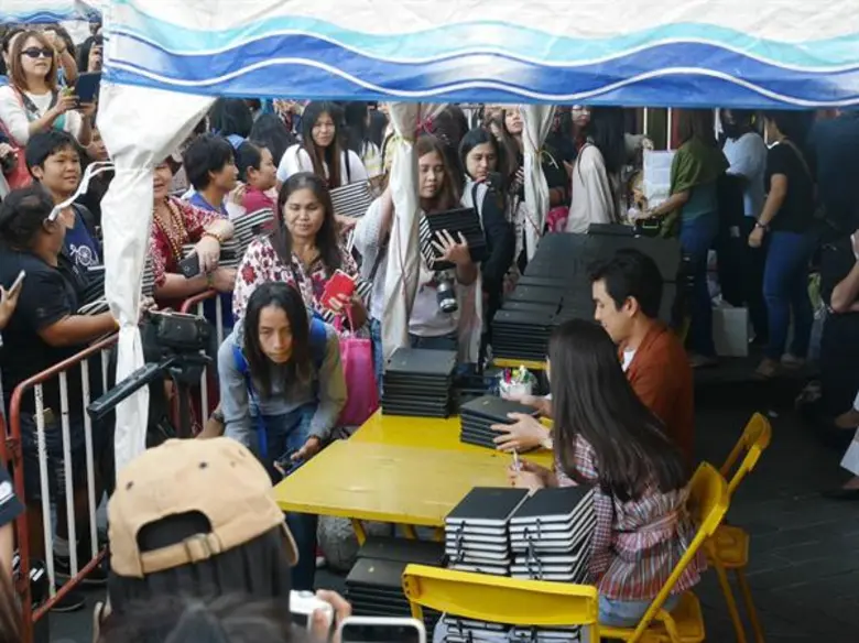 ตลาดนัดดาราวิก 3 สุดคึกคัก แฟนๆแห่ร่วมบุญกฐิน “ณเดชน์ – ญาญ่า” แจกลายเซ็นต์ของที่ระลึก “สมุดจดบันทึกNY ประจำปี2019”