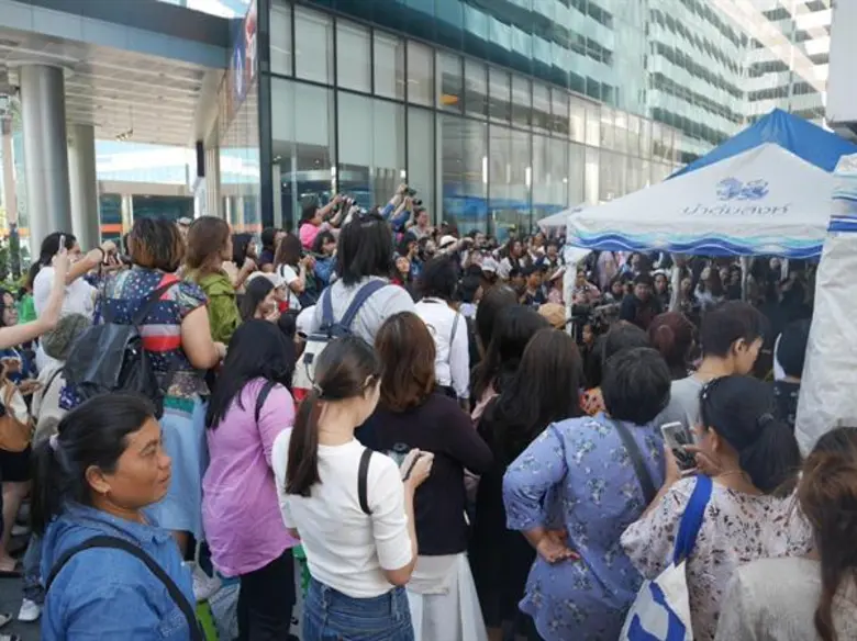 ตลาดนัดดาราวิก 3 สุดคึกคัก แฟนๆแห่ร่วมบุญกฐิน “ณเดชน์ – ญาญ่า” แจกลายเซ็นต์ของที่ระลึก “สมุดจดบันทึกNY ประจำปี2019”