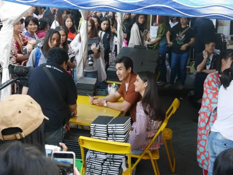 ตลาดนัดดาราวิก 3 สุดคึกคัก แฟนๆแห่ร่วมบุญกฐิน “ณเดชน์ – ญาญ่า” แจกลายเซ็นต์ของที่ระลึก “สมุดจดบันทึกNY ประจำปี2019”