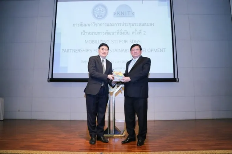 ดร.สุวิทย์ กล่าวปาฐกถาพิเศษ งานสัมมนาวิชาการและการประชุมระดมสมอง เป้าหมายการพัฒนาที่ยั่งยืน ครั้งที่ 2 หัวข้อ MOBILIZING STI FOR SDGS : PARTNERSHISP FOR SUSTAINABLE DEVELOPMENT