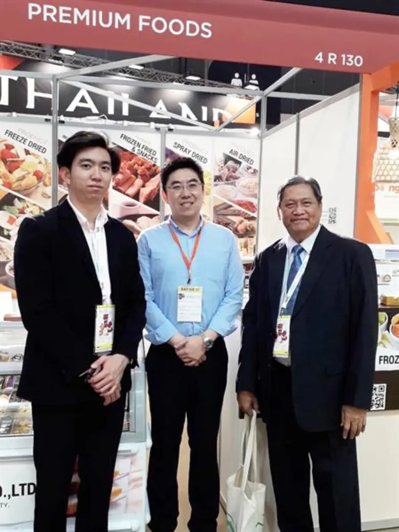 นายสุรนาถ กิตติรัตนเดช (คนกลาง) ประธานเจ้...