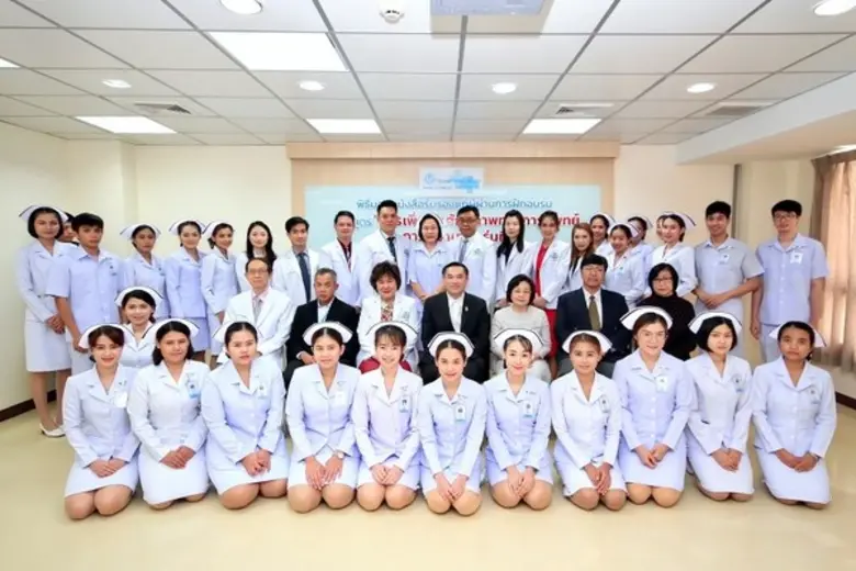 คุณสุธี เกตุศิริ (นั่ง : กลาง) ประธานเจ้า...