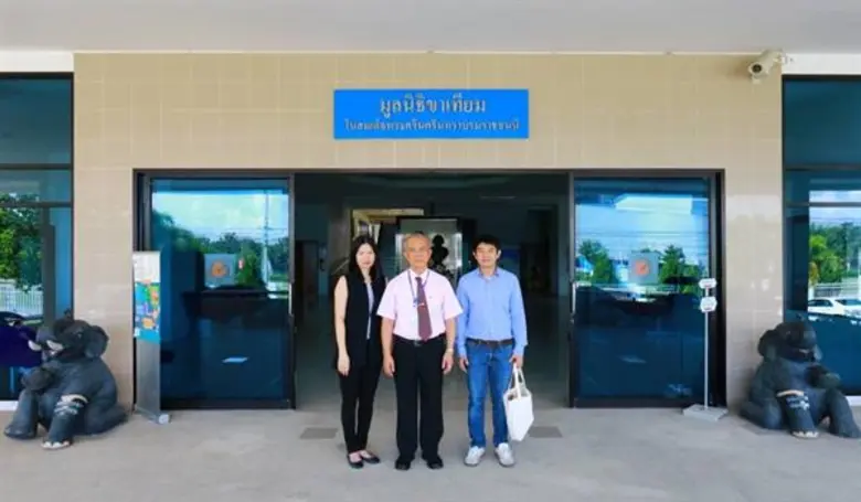 นางสาวยุวดี เอี่ยมสนธิทรัพย์ (ซ้าย) รักษา...