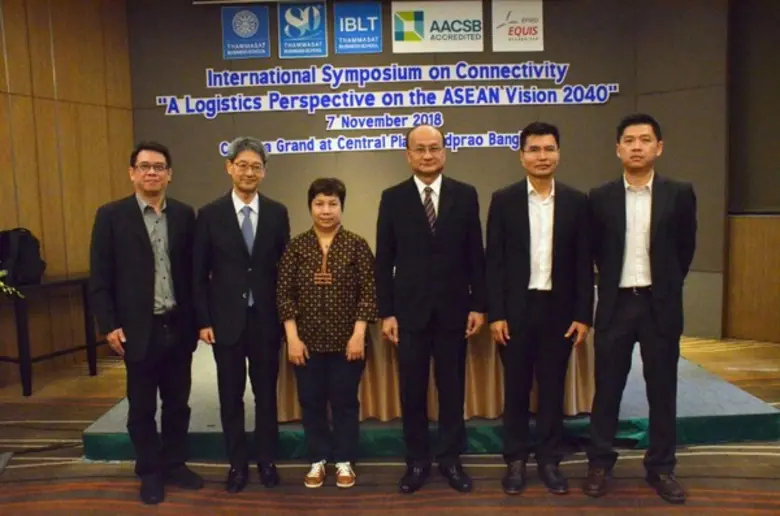 รองศาสตราจารย์ ดร.พิภพ อุดร คณบดีคณะพาณิช...