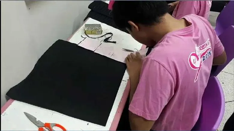 ชุดรีไซเคิลจากวัสดุเหลือใช้ ผลงาน นศ.มทร.ธัญบุรี