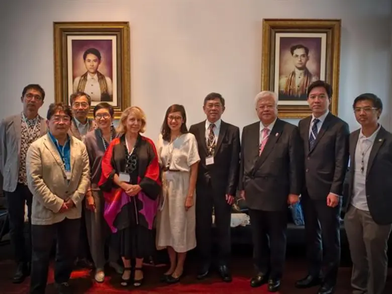 คุณสิริกิติยา เจนเซน (ที่ 5 จากขวา) ให้เก...