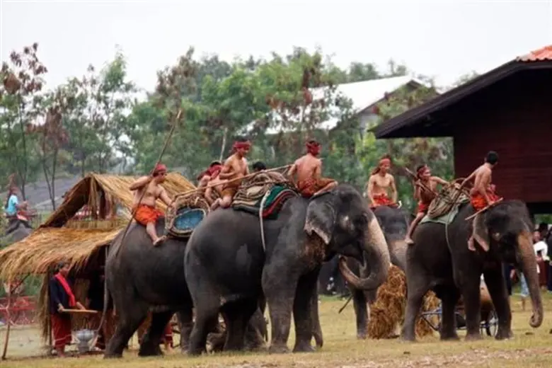 งานแสดงช้างจังหวัดสุรินทร์ ประจำปี 2561 อนุรักษ์วิถีคนกับช้าง พบหมอเฒ่าชาวกรุย -ชมพิธีโบราณ - การแสดงชัาง ที่ใหญ่ที่สุดในโลก ในวันที่ 15-18 พฤศจิกายนนี้ ณ จังหวัดสุรินทร์