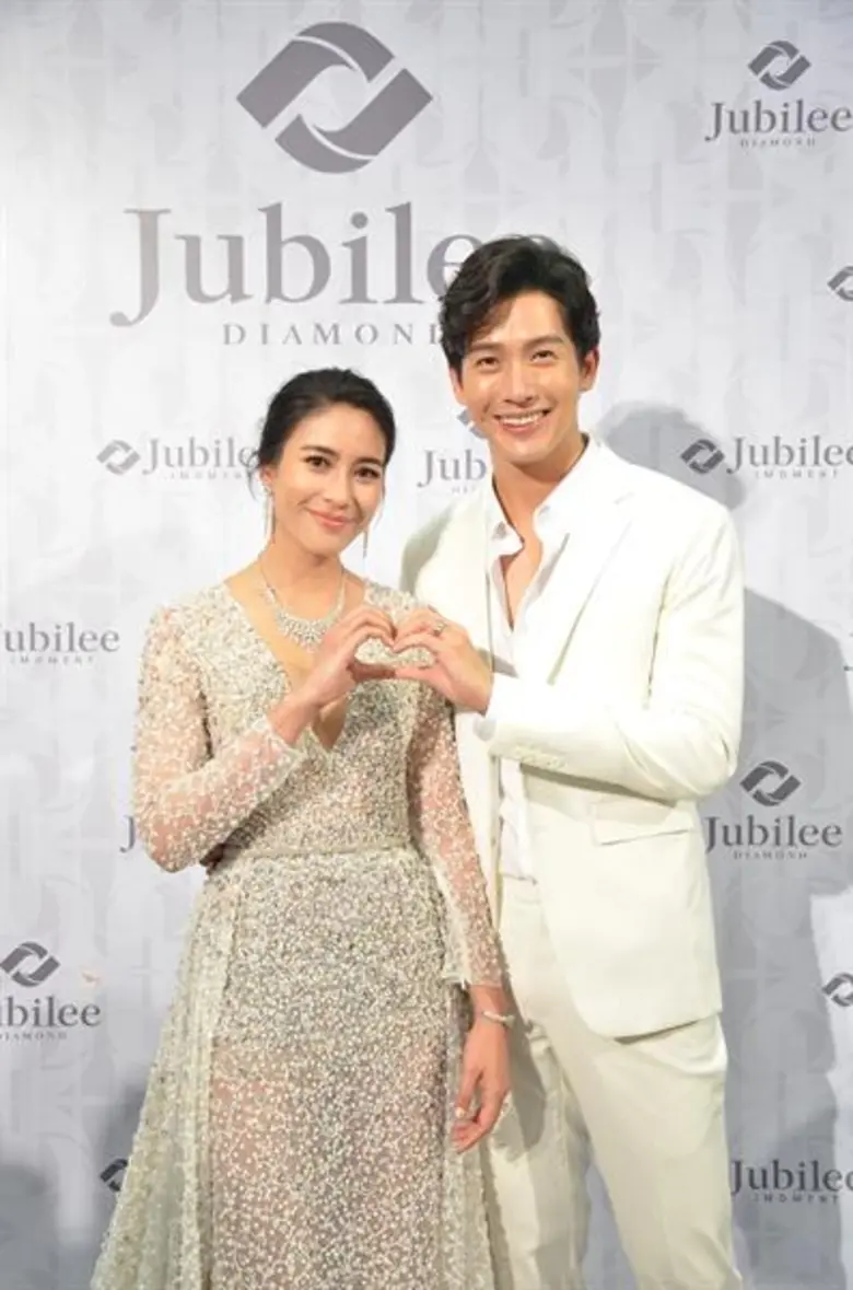 ข่าวซุบซิบ: พุฒ - จุ๋ย เลือกช้อปเครื่องเพชร ที่ยูบิลลี่ ออฟสยาม แฟลกชิพสโตร์