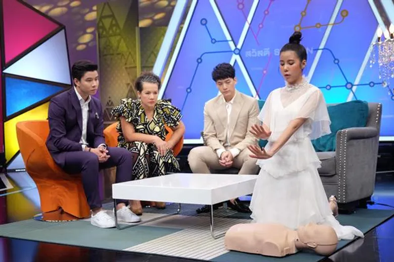 ทีวีไกด์: รายการ “สวัสดี Station” “บี้” เดินหน้าศึกษาธรรมมะ!! ควง “เอสเธอร์” เผยเบื้องหลังสุดฮาในกอง “พรหมไม่ได้ลิขิต”!!