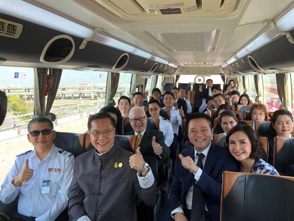 ท่าอากาศยานสุวรรณภูมิ จับมือ “ลีโมบัส” เปิดให้บริการรับ-ส่งผู้โดยสาร ด้วยรถ Airport Limobus Express ใน 2 เส้นทางหลัก และ 7 จุดจอดสำคัญในกรุงเทพฯ พร้อมเตรียมใช้ระบบสำรองที่นั่งและเช็คตำแหน่งรถแบบเรียลไทม์ผ่านเว็บไซต์