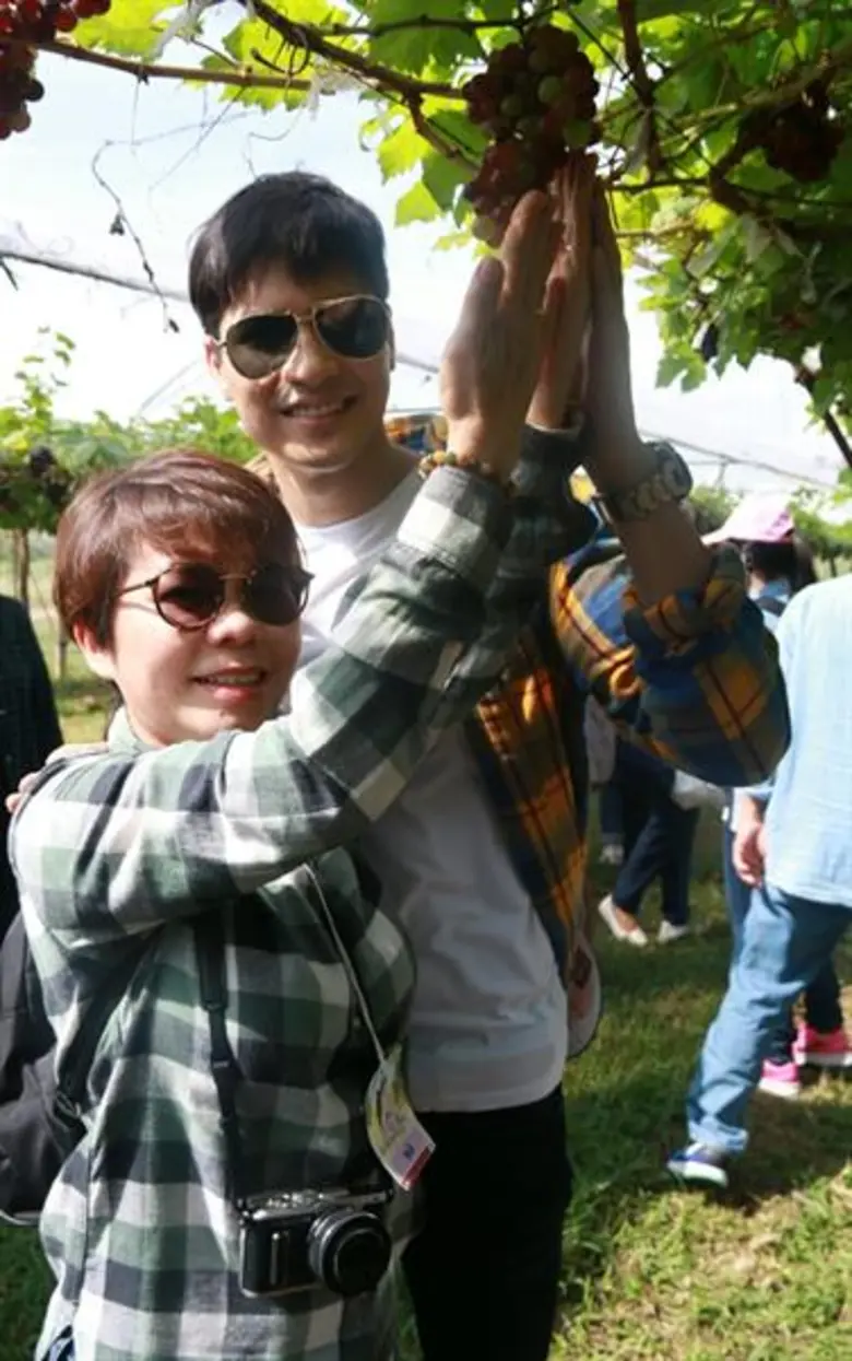 “ไมค์-พีค” แท็กทีมนักแสดง แจกกอดแฟนละคร กลางไร่องุ่นใน “One Day Trip กับ เล่ห์รักบุษบา”