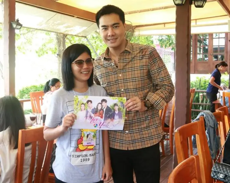 “ไมค์-พีค” แท็กทีมนักแสดง แจกกอดแฟนละคร กลางไร่องุ่นใน “One Day Trip กับ เล่ห์รักบุษบา”