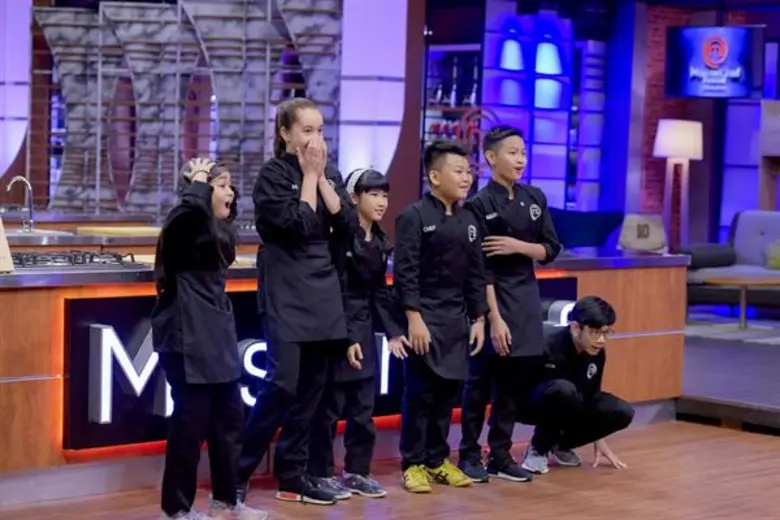 ทีวีไกด์: รายการ “มาสเตอร์เชฟ จูเนียร์ ประเทศไทย” โค้งสุดท้าย “มาสเตอร์เชฟ จูเนียร์” น้องๆ 6 คนลุ้นระทึก งัดสูตรเด็ดฝ่าด่านลิ้นทองคำ “เชฟป้อม-เชฟเอียน-พี่อิ๊งค์”