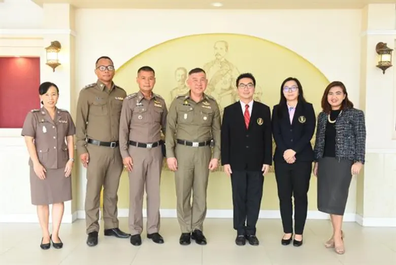 พลตำรวจตรี อภิชัย ศรีโสภิต (กลาง) รองผู้บ...