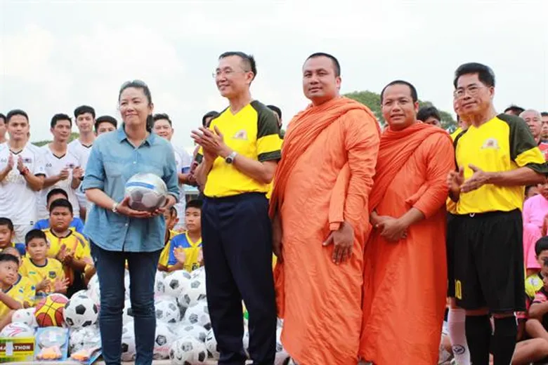 “ยุ้ย-ธัญญ์”ควงคู่บุกจ.ร้อยเอ็ดร่วมงานทอดกฐินวัดบ้านแคน