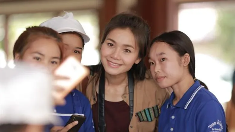 เบิ่งเมือง ม่วนซื่น “ต่าย อรทัย-อเล็กซานดร้า” พาเที่ยว สปป.ลาว แบบคนเมือง ในรายการ “ต่าย อรทัย สะบายดี”