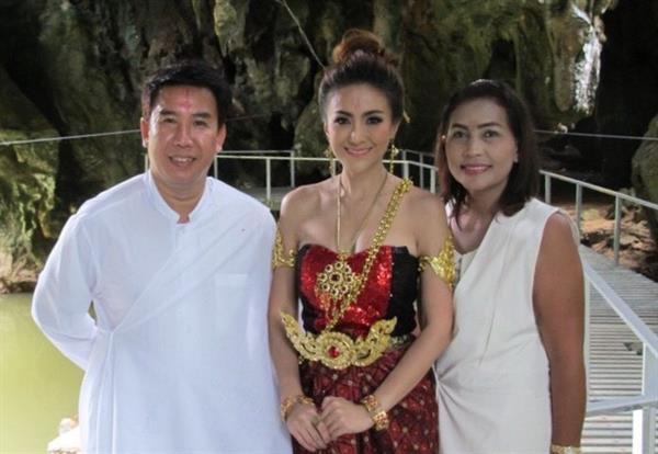 พลอย-พลอยประภัส ตามรอย แต้ว-ญาญ่า รำถวาย “ปู่พญานาค” เอาฤกษ์ชัยเปิดถ้ำวัดสายชล จ.กระบี่