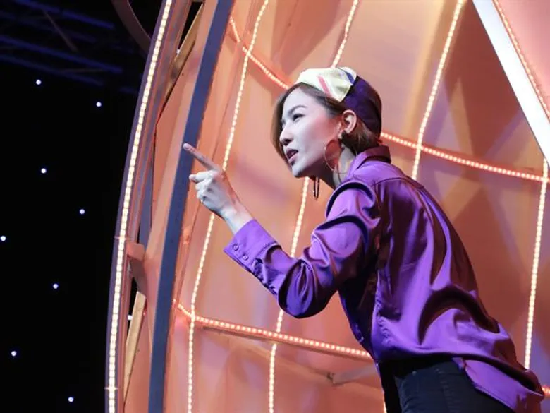 ทีวีไกด์: รายการ “บัดดี้ตีไข่” นุ้ย – ซาร่า โดนเผาเละ กลางรายการ “บัดดี้ตีไข่”