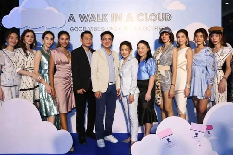 คุณวิลาสินี เลืองวัฒนะวนิช (ที่ 7 จากซ้าย) เจ้าของแ...