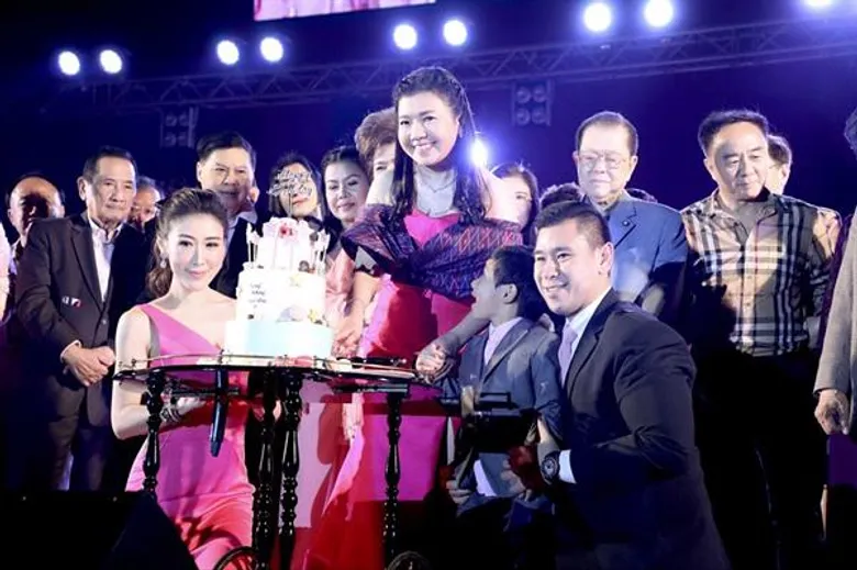 'รองดราฟ-ครูเอิร์น’ นำอวยพรวันเกิด'ผศ.ดร.บังอร’ ในงานราตรีสีชมพู