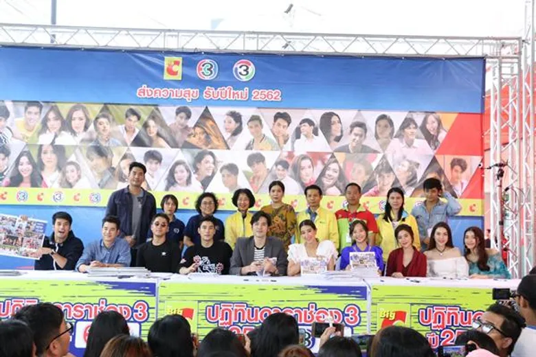 วันแรกแห่งการอคอย กับบรรยากาศเซ็นปฏิทินอย่างใกล้ชิด จากดารานักแสดงช่อง3..
