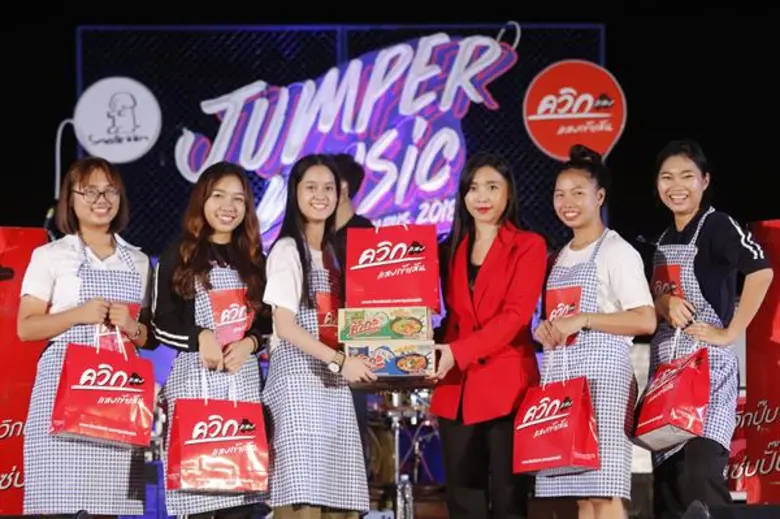 นางสาวอลิสษา ทองขาว (ที่ 4 จากซ้าย) ผู้จั...