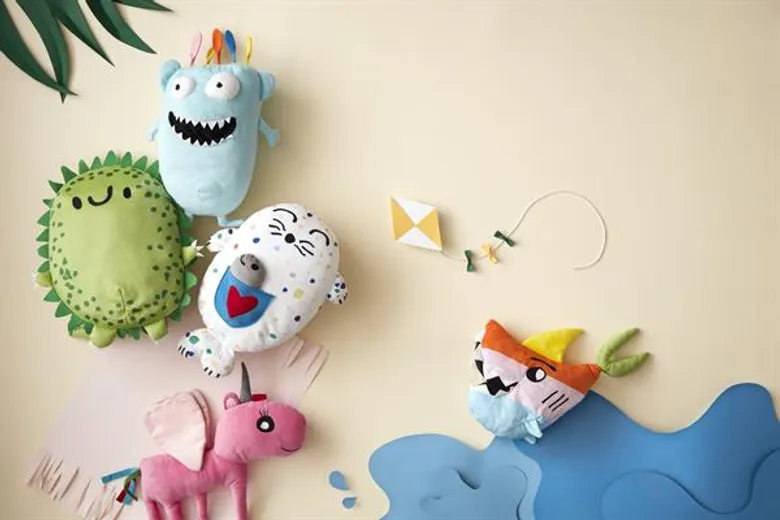 มาแล้ว! ตุ๊กตาผ้า “SAGOSKATT/ซอกูสแคท” 5 แบบสุดน่ารัก ผลงานการออกแบบของจิตรกร ตัวจิ๋ว พร้อมชวนเติมความสุขคูณสอง ร่วมสมทบบริจาคของเล่นให้เด็กด้อยโอกาส