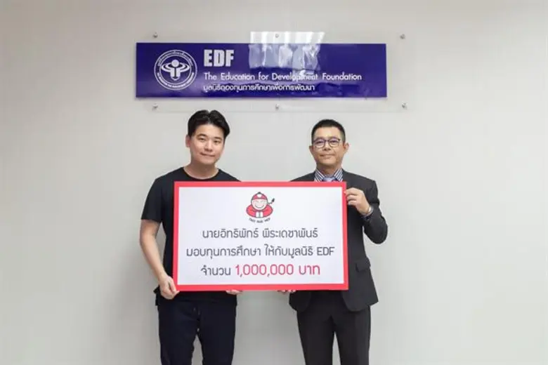 นายอิทธิพัทธ์ พีระเดชาพันธ์ (คุณต๊อบ) (ซ้...