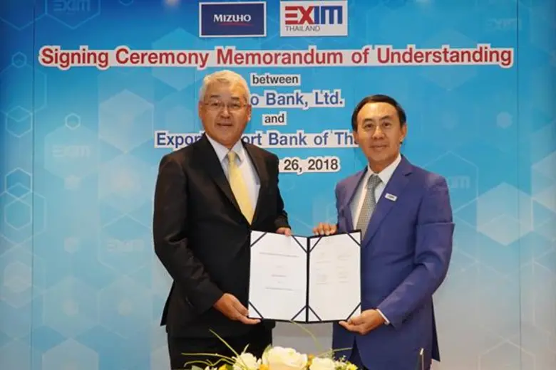 นายพิศิษฐ์ เสรีวิวัฒนา (ขวา) กรรมการผู้จั...