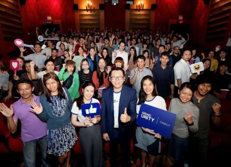 สิริพงศ์ ศรีสว่างวงศ์ (กลาง) กรรมการผู้จั...